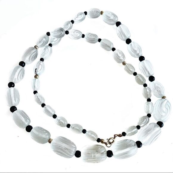 Art Deco matte lucite black beaded necklace - Picture 2 of 9